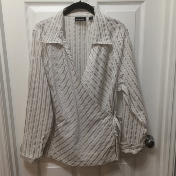 Avenue Wrap Style Top - Picture 2 of 8